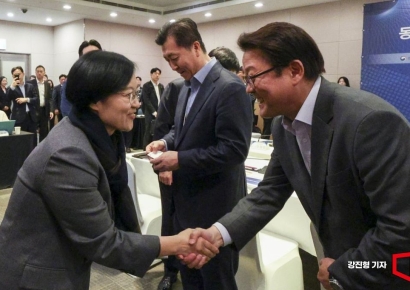 [포토] 악수하는 한성숙 장관-박승희 삼성전자 사장