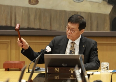 Lee Changyong: "Market Retreat on Rate Cut Speed and Scale Is Reasonable"... Semiconductor Boom Leads to Upward Revision of Current Account Outlook (Comprehensive Report 2)