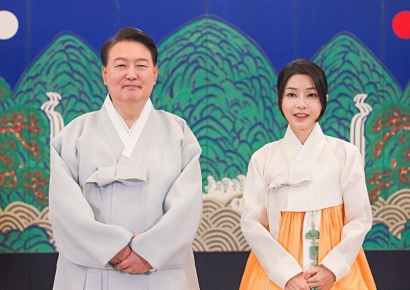 "尹·김건희, 단둘이 명성황후 침전도 들어가"…'국보농단' 비판