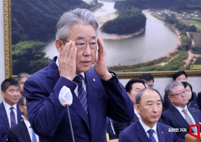 '23억원어치 휴대폰 쐈다' 비리 온상 농협중앙회…회장은 '1박 222만원' 황제 출장