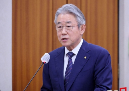 '억대 금품 수수 의혹' 강호동 농협중앙회장, 경찰 출석