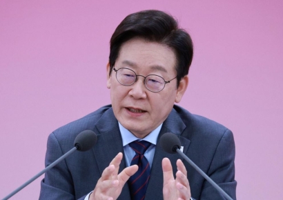 이 대통령 "韓 수도권 집값, 시정 안 되면 日처럼 잃어버린 30년 시작"