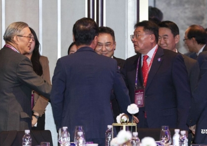 [포토] 참석자들과 인사하는 구자균 한국산업기술진흥협회장