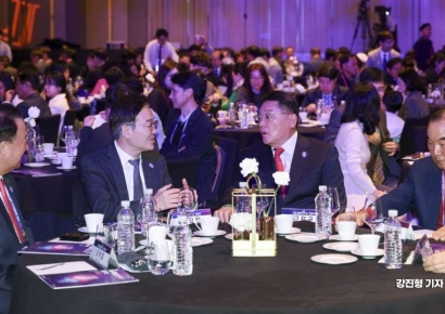 [포토] 의견 나누는 구자균 회장-임요업 과학기술혁신조정관
