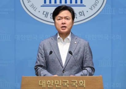 與 "장동혁, 설날에도 대통령 비난…野 대표로서 매너 없어"
