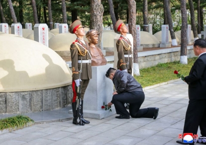 무릎 꿇은 김정은, 마오쩌둥 장남 묘에 헌화…"북중친선 불패의 생명력"