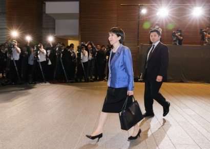 "지금은 못 사"…日 신임 여성 총리 출근길에 든 가방에 쏟아진 관심