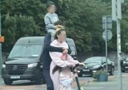 "애들은 무슨 죄" 킥보드에 4인 가족이…안전모도 안써, 누리꾼 '경악'