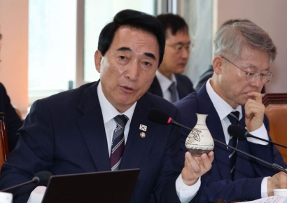 [2025 Inspection] KBO Faces Controversy Over Inviting Former Chief of Staff Kim Ki-choon to Korean Series