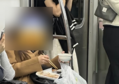 "눈을 의심했다"…2호선 객실에 앉아 '보쌈 만찬' 차린 승객