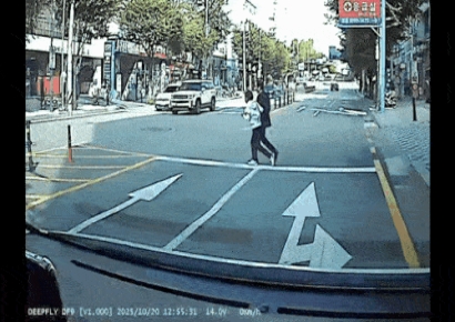 '딱 걸렸다'…무단횡단 단속에 "미국 시민입니다" 외친 남성의 정체