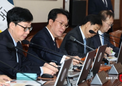 [포토] 의사봉 두드리는 김민석 국무총리