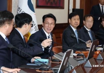 [포토] 대화하는 김민석 국무총리