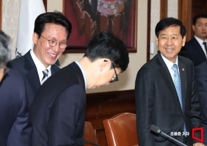 [포토] 밝은 표정으로 국무회의 참석하는 김민석 총리