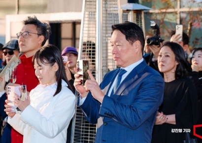 [포토] APEC CEO 서밋 배우자 미술전시 오프닝 참석한 최태원 회장