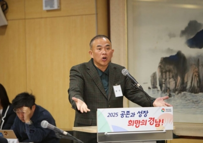 [포토] 경남도 국정감사 증인 출석한 명태균 씨