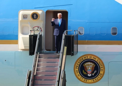 에어포스원 문 열리자 트럼프 주먹 불끈 쥐며 "땡큐"…'진공 상태' 경주 초긴장 경호 모드[경주APEC]