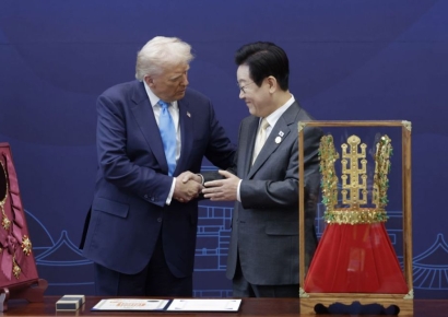 '천마총 금관 모형' 선물 받은 트럼프 "굉장히 아름답다…당장 착용하고 싶을 정도" [경주APEC]