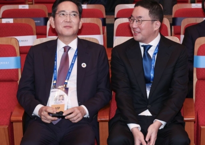 '지각' 트럼프 연설 때 사라진 이재용…총수들의 숨가쁜 '비즈니스 미팅'[경주APEC]