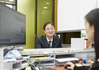 Lee Chanjin Meets Directly with Financial Consumers for Complaint Consultations