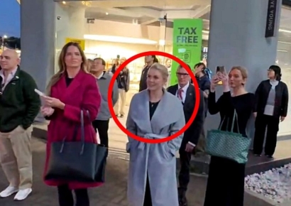 "뭘 잘못봤나"…'윤 어게인' 시위 현장서 포착된 백악관 대변인