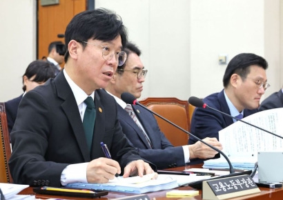 김영훈 "새벽배송 금지 신중해야…런베뉴는 철저히 조사"[2025국감]