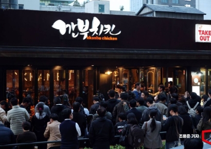 [포토] 세기의 회동, 북적이는 깐부치킨