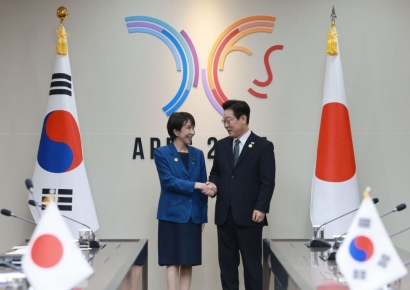 마주 앉은 한일 정상…李대통령 "어느 때보다 협력 강화할 때"[경주APEC]