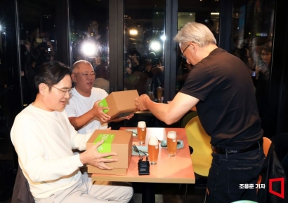 [포토] 선물 전달하는 젠슨 황 최고경영자