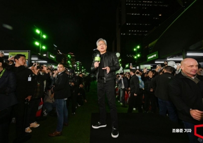 [포토] 시민들과 대화하는 젠슨황 CEO