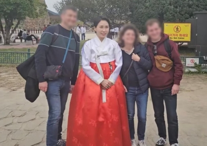 Snapping Photos with Tourists at Cheomseongdae... First Lady Kim Hyekyung Actively Promotes Hanbok in Gyeongju Day After Day