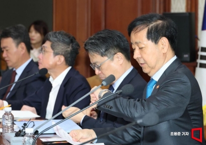 [포토] 시계보는 구윤철 경제부총리