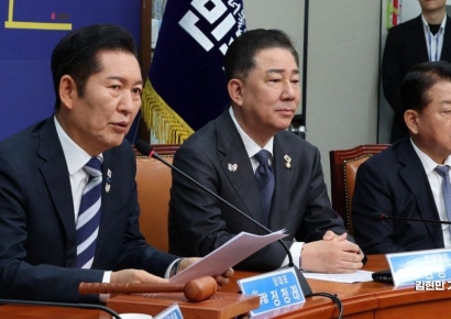 [포토] 정청래 "관세협상, 한미 모두에 도움…李 대통령 참 '똑똑'"