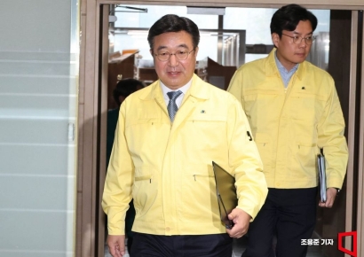 [포토] 중대본 회의 참석하는 윤호중 장관