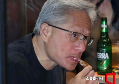 "Am I Eating Too Messily?" Skillfully Deboning Chicken Down to the Bone... Jensen Huang and Lee Jae-yong's Chicken Deboning Skills