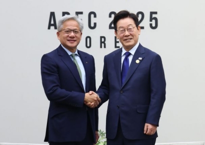 드디어 공개된 깜짝 선물…李대통령, 젠슨 황 만나 엔비디아 GPU 26만장 확보[경주APEC]