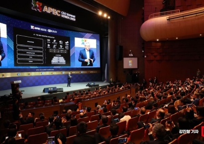 [포토] APEC CEO 서밋 등장한 젠슨 황 엔비디아 CEO
