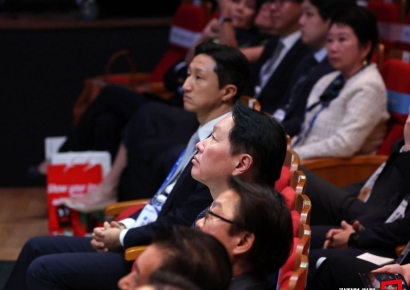 [포토] 젠슨 황 연설 경청하는 최태원 회장