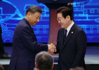李대통령-시진핑 첫 만남 종료…위성락 "국익 중심 실용외교로 한중관계 전면 복원" [경주APEC]