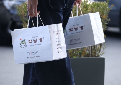 시진핑 받은 황남빵에 조국 "王보다 皇, 영리한 선택"