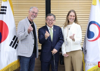 [포토] 손하트 만들어 보이는 샘 리처드, 로리멀비 교수 부부