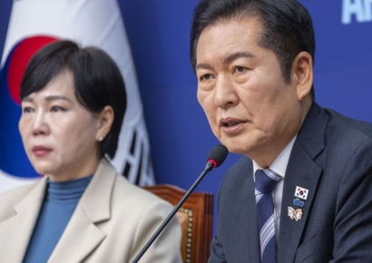 민주당, 법원행정처와의 전쟁에 칼 뽑았다…정청래 "사법행정위 설치 재검토"