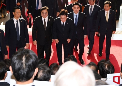 [포토] 국민의힘 의원들에게 인사하는 이재명 대통령