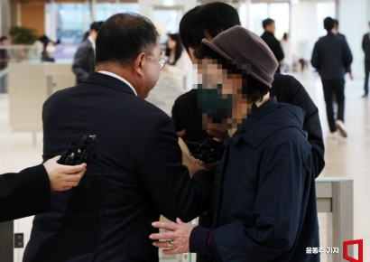 [포토] 취재진 밀치는 최은순 변호인