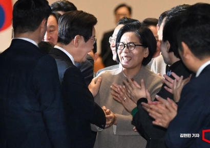 정청래·이성윤 이어 최민희도 '재명이네 마을' 강퇴…발단은 '악수 영상'