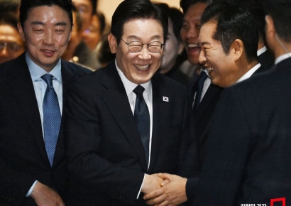 [포토] 정청래 대표와 인사하는 이재명 대표