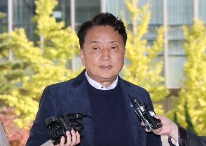 '오송 참사 위증 의혹' 김영환 충북지사, 경찰 소환조사 출석