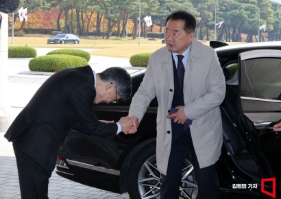 [포토] 국정원 들어서는 신성범 국회 정보위원장