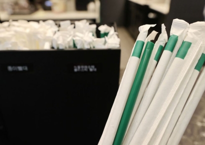 흐물흐물해서 불편했는데 드디어 바꿨네…7년 만에 초록 빨대로 돌아온 스타벅스