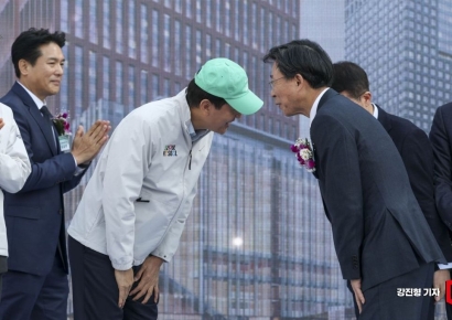[포토] 주요내빈들과 인사하는 오세훈 서울시장